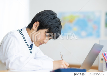 自宅で勉強する中学生 自宅で勉強する中学生 140495437
