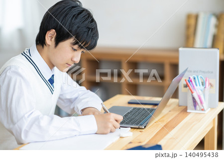 自宅で勉強する中学生 140495438