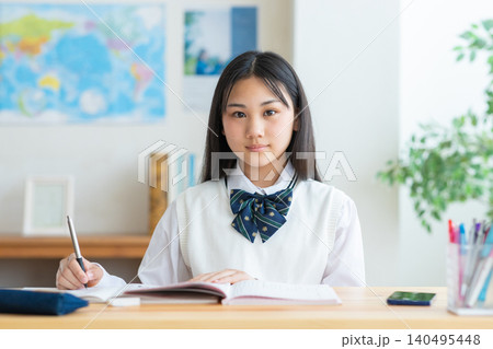 自宅で勉強する中学生 自宅で勉強する中学生 140495448
