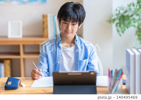自宅で勉強する中学生 自宅で勉強する中学生 140495469