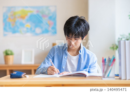 自宅で勉強する中学生 自宅で勉強する中学生 140495471