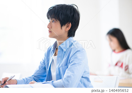 塾で勉強する中学生 塾で勉強する中学生 140495652
