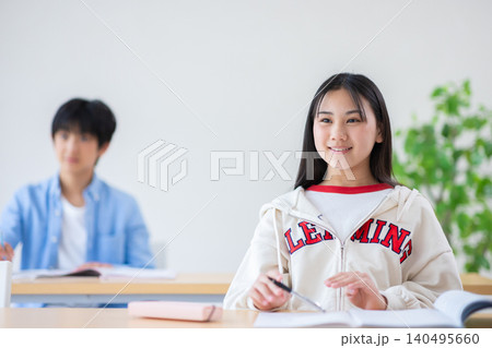 塾で勉強する中学生 塾で勉強する中学生 140495660
