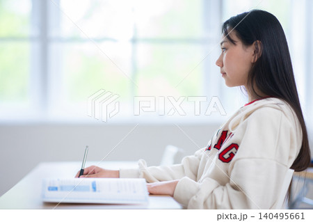 塾で勉強する中学生 塾で勉強する中学生 140495661