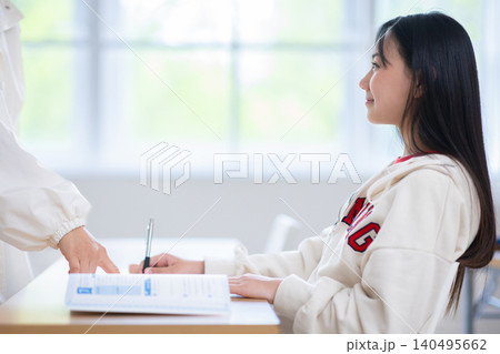 塾で勉強する中学生 塾で勉強する中学生 140495662