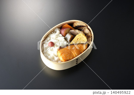 焼き魚弁当を黒背景で撮影 焼き魚弁当を黒背景で撮影 140495922
