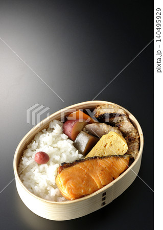焼き魚弁当を黒背景で撮影 焼き魚弁当を黒背景で撮影 140495929