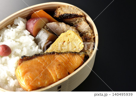 焼き魚弁当を黒背景で撮影 焼き魚弁当を黒背景で撮影 140495939