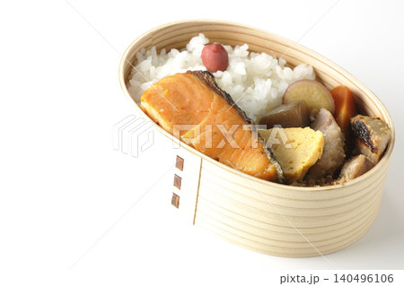 焼き魚弁当を白背景で撮影 140496106