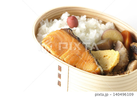 焼き魚弁当を白背景で撮影 焼き魚弁当を白背景で撮影 140496109
