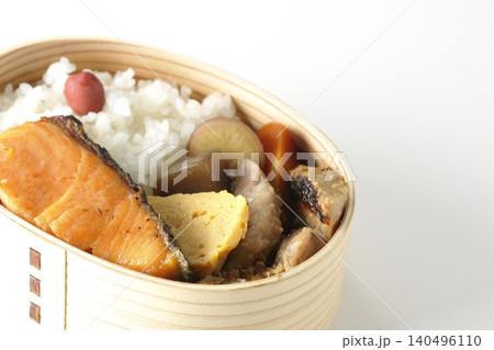 焼き魚弁当を白背景で撮影 焼き魚弁当を白背景で撮影 140496110