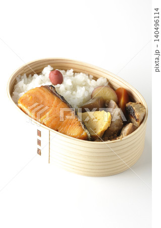 焼き魚弁当を白背景で撮影 焼き魚弁当を白背景で撮影 140496114