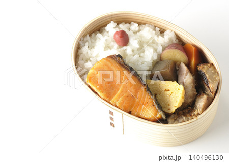 焼き魚弁当を白背景で撮影 焼き魚弁当を白背景で撮影 140496130