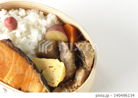 焼き魚弁当を白背景で撮影 焼き魚弁当を白背景で撮影 140496134