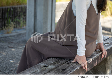 日陰のベンチで休憩している臨月の妊婦 日陰のベンチで休憩している臨月の妊婦 140496169
