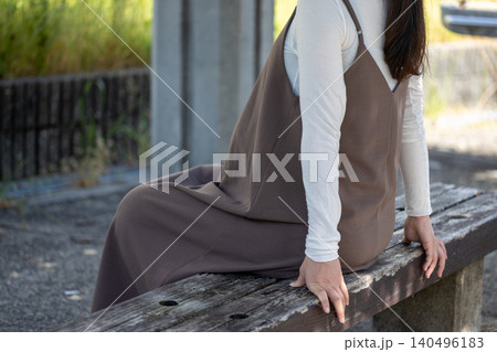 日陰のベンチで休憩している臨月の妊婦 日陰のベンチで休憩している臨月の妊婦 140496183