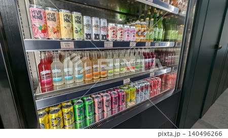 イギリスのスーパーに並ぶドリンク売り場 140496266