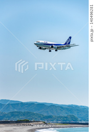 太平洋上空から着陸態勢で降下する飛行機 太平洋上空から着陸態勢で降下する飛行機 140496281