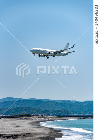 太平洋上空から着陸態勢で降下する飛行機 太平洋上空から着陸態勢で降下する飛行機 140496283