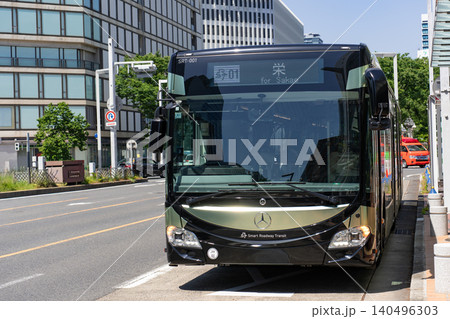 名古屋・栄駅に停止する次世代スマートバス「SRT-001」  140496303