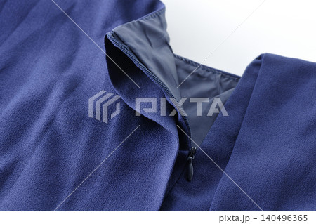 洋服のファスナーを開けているところ 洋服のファスナーを開けているところ 140496365