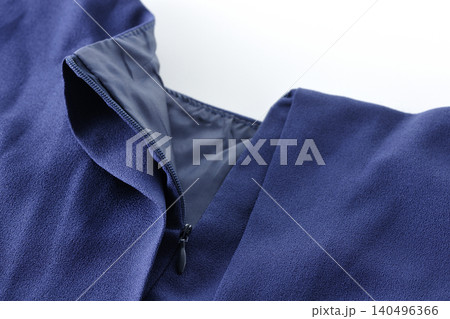 洋服のファスナーを開けているところ 140496366