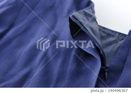 洋服のファスナーを開けているところ 洋服のファスナーを開けているところ 140496367