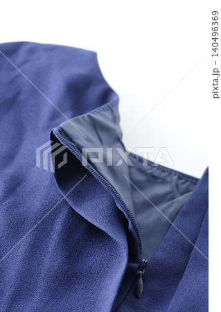 洋服のファスナーを開けているところ 洋服のファスナーを開けているところ 140496369