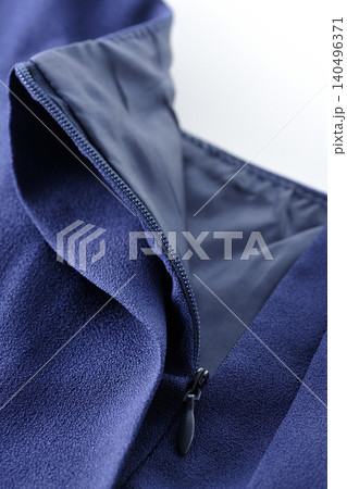 洋服のファスナーを開けているところ 洋服のファスナーを開けているところ 140496371