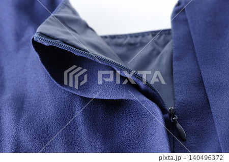 洋服のファスナーを開けているところ 洋服のファスナーを開けているところ 140496372