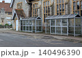 イギリスの街角にある石造り建物とバス停 140496390