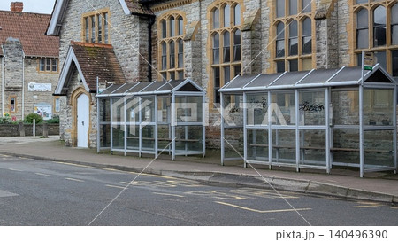 イギリスの街角にある石造り建物とバス停 イギリスの街角にある石造り建物とバス停 140496390