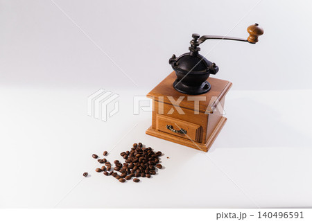 手挽きコーヒーミルと焙煎豆のクラシックな物撮り 手挽きコーヒーミルと焙煎豆のクラシックな物撮り 140496591