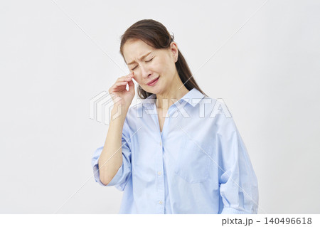 白背景で泣く女性 白背景で泣く女性 140496618