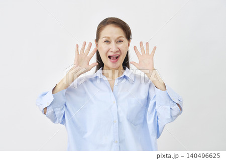 白背景で驚き喜ぶ女性 白背景で驚き喜ぶ女性 140496625
