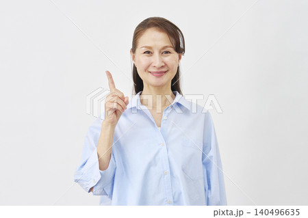 白背景で左側を指差す女性 白背景で左側を指差す女性 140496635