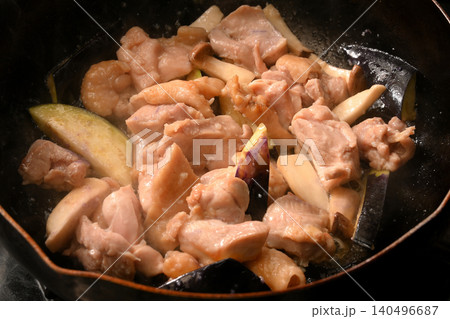 鳥もも肉と茄子を炒めている様子 140496687