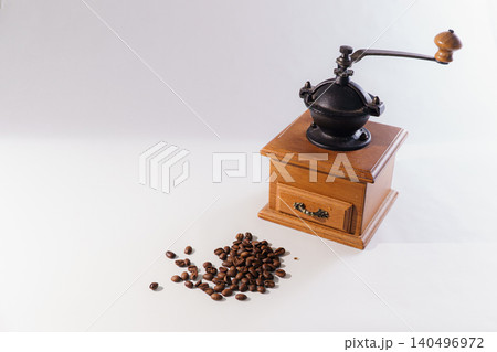 手挽きコーヒーミルと焙煎豆のクラシックな物撮り 手挽きコーヒーミルと焙煎豆のクラシックな物撮り 140496972