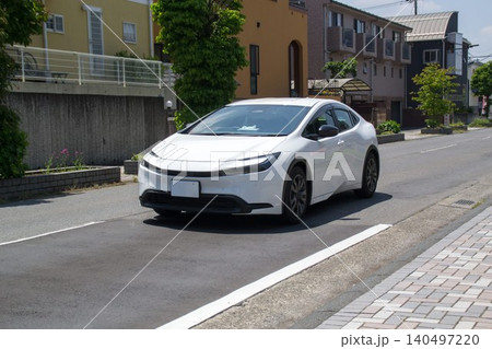 セダン PHEV 市街地の道路走行中 セダン PHEV 市街地の道路走行中 140497220