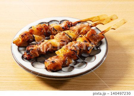 木目のテーブルに置かれた和皿の焼き鳥タレ3本 ねぎま 家飲み惣菜イメージ 木目のテーブルに置かれた和皿の焼き鳥タレ3本 ねぎま 家飲み惣菜イメージ 140497230