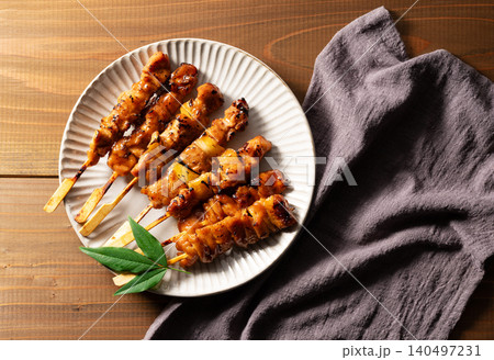 木目のテーブルに和皿の焼き鳥タレ盛り合わせ 布を添えた和モダンな食卓 真俯瞰 木目のテーブルに和皿の焼き鳥タレ盛り合わせ 布を添えた和モダンな食卓 真俯瞰 140497231