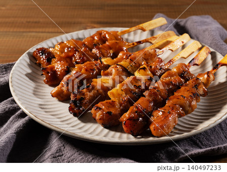 木目のテーブルに置かれた和皿の焼き鳥タレ盛り合わせ 奥行きのある食卓風景 木目のテーブルに置かれた和皿の焼き鳥タレ盛り合わせ 奥行きのある食卓風景 140497233