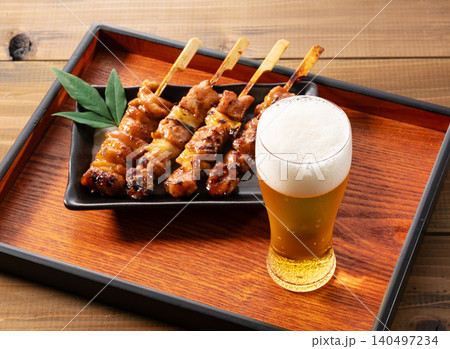 木製お盆にのった冷たいグラスビールと焼き鳥タレの盛り合わせ 居酒屋の晩酌・家飲みイメージ 木製お盆にのった冷たいグラスビールと焼き鳥タレの盛り合わせ 居酒屋の晩酌・家飲みイメージ 140497234