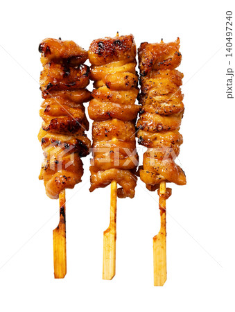 白バックに隔離された3本の焼き鳥かわタレ 影付き 縦位置 切り抜き素材 140497240