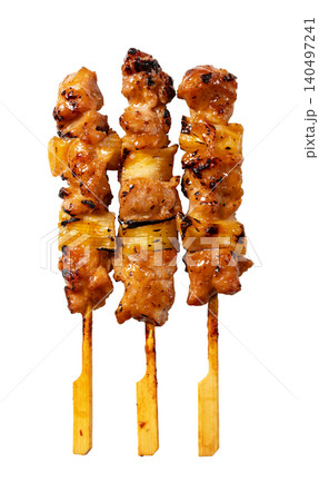 白バックに隔離された3本の焼き鳥ねぎまタレ 影付き 縦位置 切り抜き素材 白バックに隔離された3本の焼き鳥ねぎまタレ 影付き 縦位置 切り抜き素材 140497241