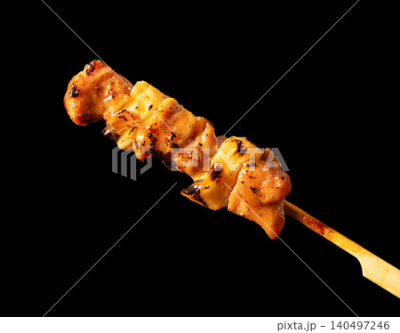 黒バックに隔離された一本の焼き鳥ねぎまタレ 高級感のある斜め位置 切り抜き素材 黒バックに隔離された一本の焼き鳥ねぎまタレ 高級感のある斜め位置 切り抜き素材 140497246