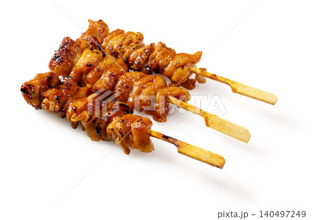白バックに隔離された3本の焼き鳥かわタレ 影付き 斜め位置 切り抜き素材 白バックに隔離された3本の焼き鳥かわタレ 影付き 斜め位置 切り抜き素材 140497249
