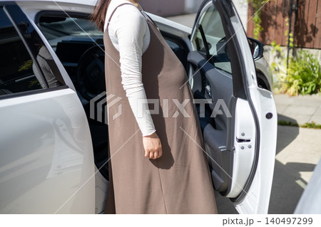車に乗ろうとしている(降りようとしている)臨月の妊婦 車に乗ろうとしている(降りようとしている)臨月の妊婦 140497299