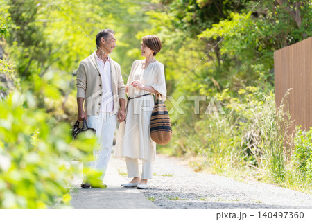 新緑のなかを仲良く散策するシニア夫婦 新緑のなかを仲良く散策するシニア夫婦 140497360