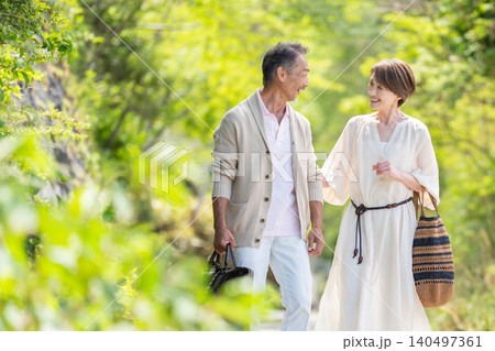 新緑のなかを仲良く散策するシニア夫婦 新緑のなかを仲良く散策するシニア夫婦 140497361